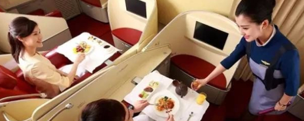 飛機上的正餐服務 為什么乘客能享用機上餐食？